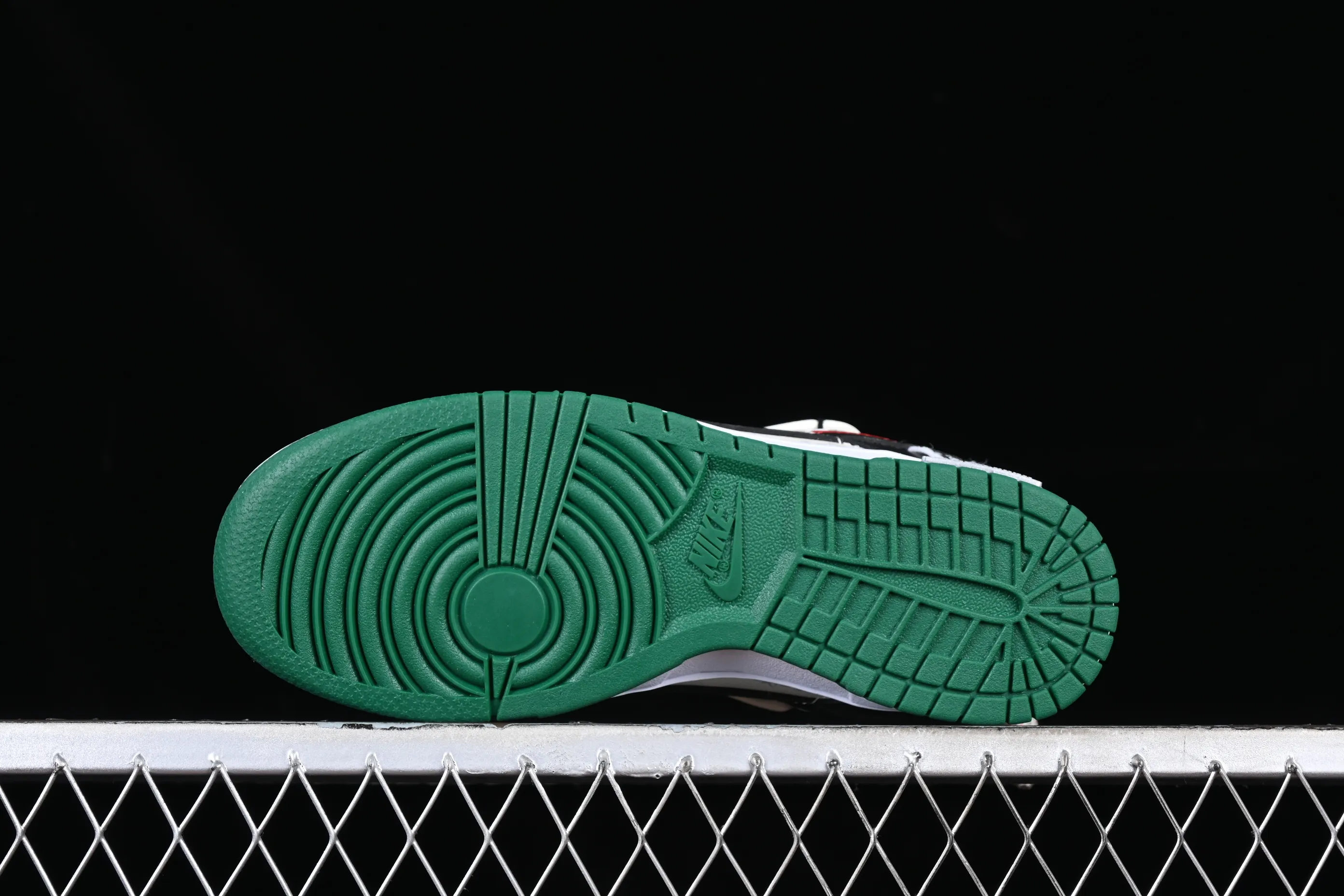 All Categories Nk SB Dunk Series Nk SB Dunk Low Low-top sneakers Nk Dunk Low Panda Prank-Sliding Track Cracked Skateboarder SB Strappy Low-top Casual Shoes DD1391-300